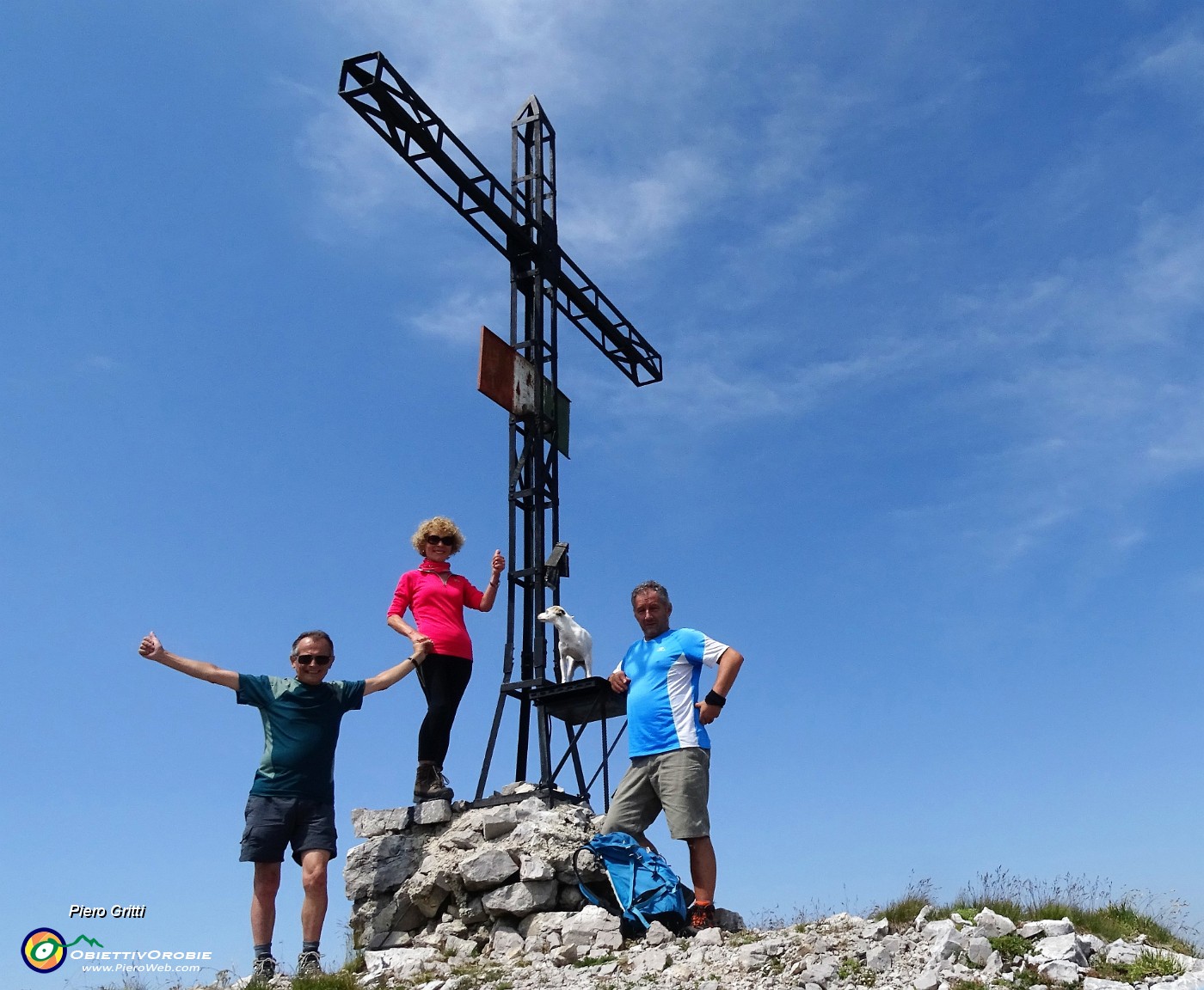 03 Alla croce di vetta della Corna Piana (2302 m).JPG -                                